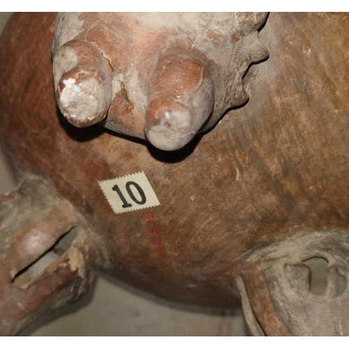 524 - A South American (possibly pre Columbian) clay bowl on top of three feet depicted as nodding men, ca... 