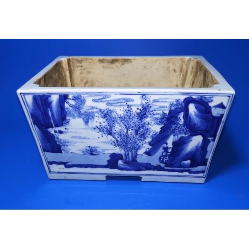 164 - A Chinese blue and white porcelain rectangular planter w 16cm x l 24cm x d 14cm