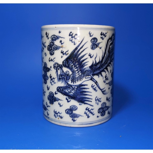169a - A Chinese blue and white ceramic brush pot, ht 12cm x diam 10cm