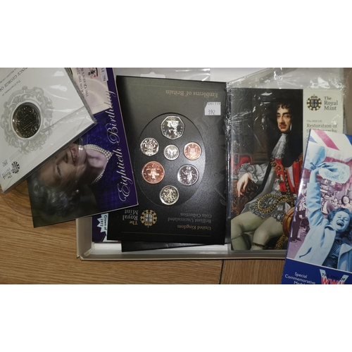 392 - GB: a collection of modern presentation coins and coin sets to include 5 x £5 crowns