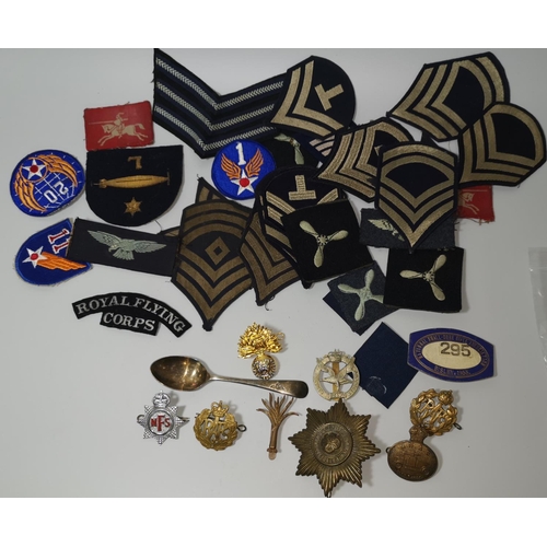 539 - A selection of British military cloth and metal badges