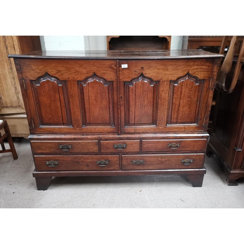 642 - An 18th century country made oak mule chest with twin arched and fielded panelled doors over 5 drawe... 