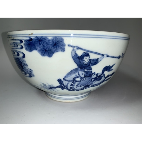 297 - A Chinese Kangxi blue and white bowl decorated with galloping warriors to outside 2 figures with pic... 