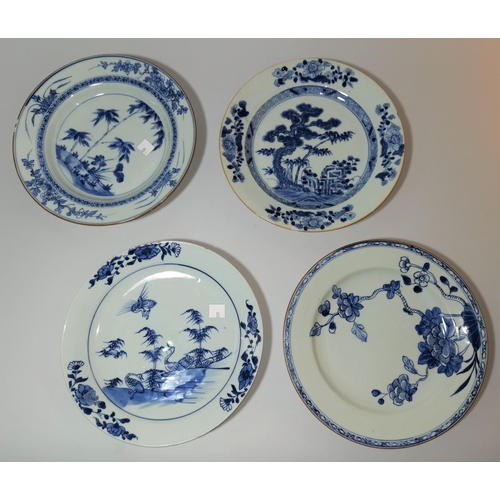 129b - Chinese Chien Lung porcelain:  a group of 4 plates decorated in underglaze blue, 22-23 cm (some rim ... 