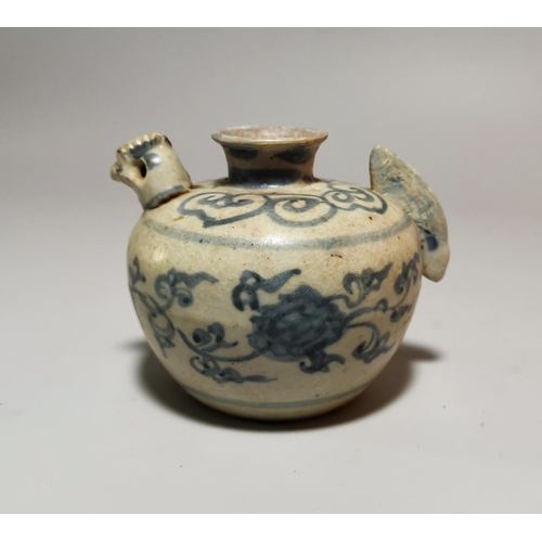 130a - A Chinese Ming chicken head water dropper decorated in blue and white, diameter 8 cm (rim and tail r... 