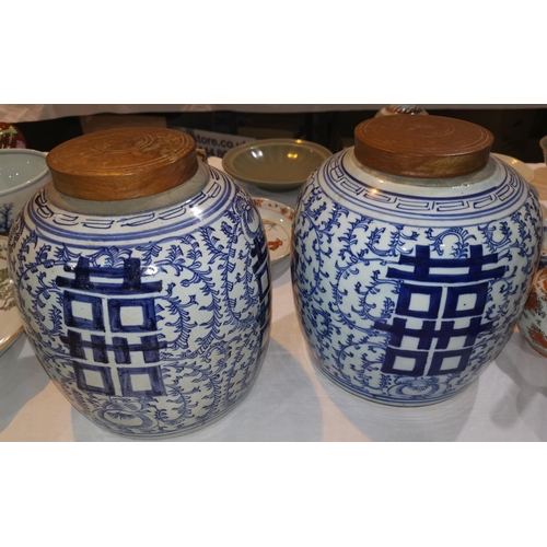 295 - A large pair of Chinese blue and white ginger jars with wooden lids, height 26 cm