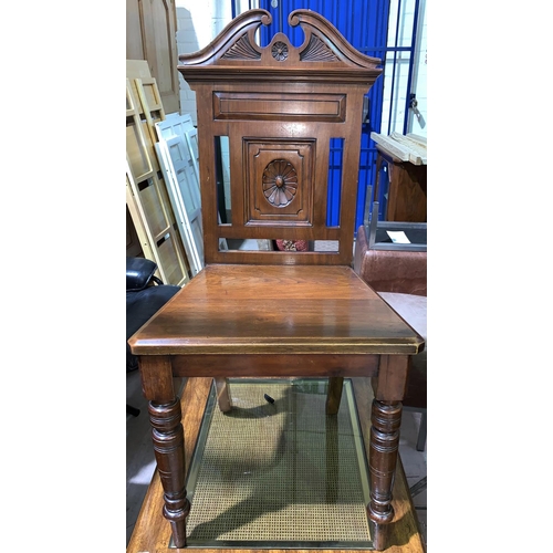 532a - A Victorian carved walnut hall chair