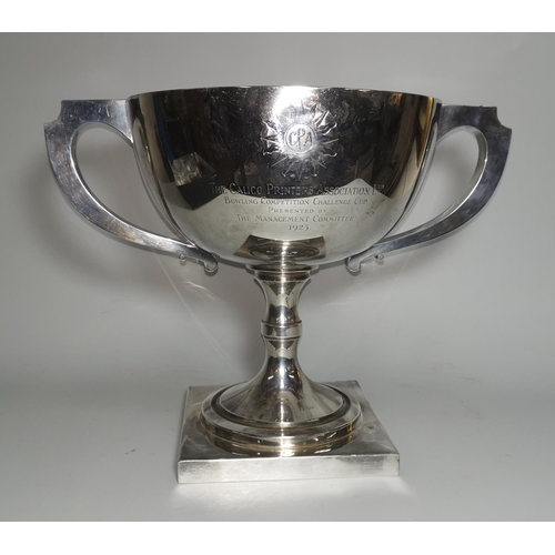 355 - A hallmarked silver large pedestal trophy cup, 2 handles, with presentation inscription, Birmingham ... 