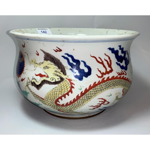 142 - A circular Chinese Qing baluster censer bowl decorated on polychrome with dragons, diameter 25cm