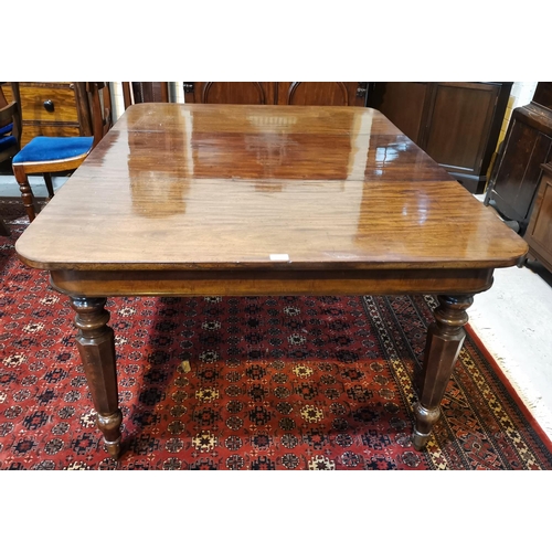 530 - A Victorian mahogany dining table with rounded rectangular top, 2 spare leaves, on octagonal taperin... 