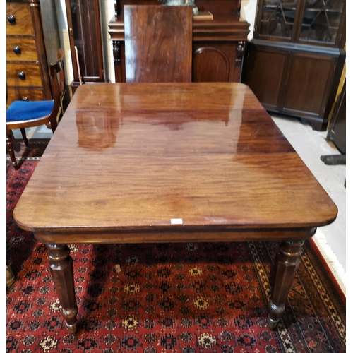 530 - A Victorian mahogany dining table with rounded rectangular top, 2 spare leaves, on octagonal taperin... 