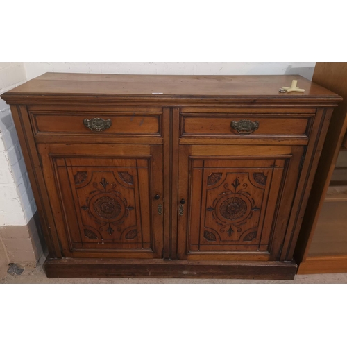 634 - An Edwardian walnut side cabin et with 2 frieze drawers and 2 carved door cupboards