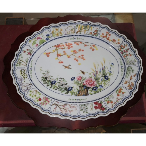 65 - A Franklin Mint Chinese porcelain oval dish, 40 cm, on stained wood table base; A pair of modern Chi... 