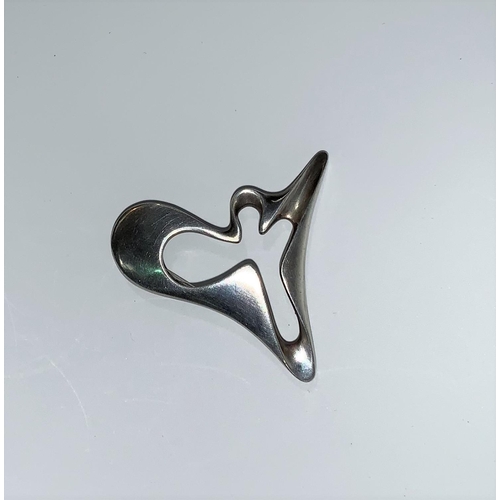 129 - A Georg Jensen silver modernist amoeba brooch, 4.3 cm x 3.6 cm, model no 324, name in beaded oval, s... 