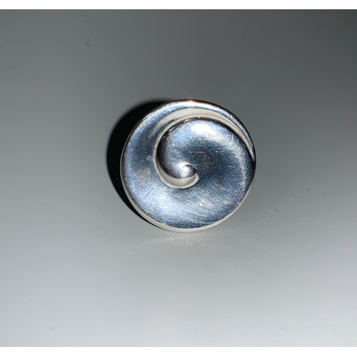 141 - A silver ring designed for Georg Jensen by Vivianna Torun Bülow-Hübel, no 350, name in beaded oval, ... 