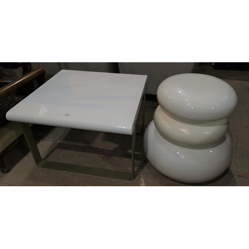 447 - Three graduating stools/occasional tables in mushroom shaped white plastic; a similar coffee table w... 