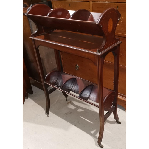 453 - An Edwardian mahogany occasional table/bookshelf of 2 tiers, in the Sheraton style