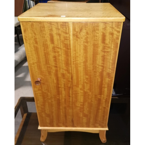 467 - A 1906's satin walnut 4 height chest of drawers and bedside cabinet