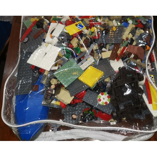 260 - A large quantity of Lego
