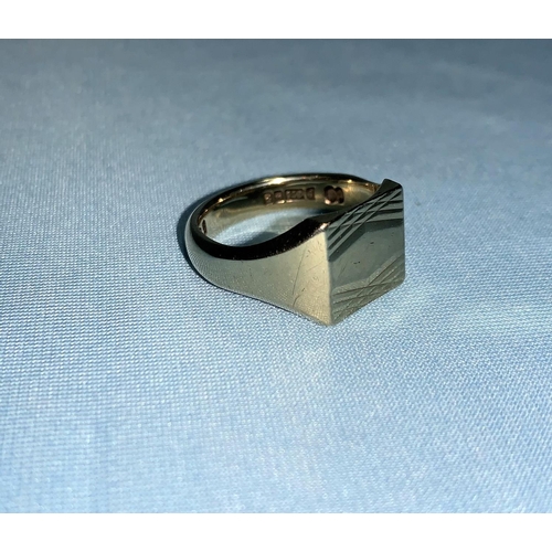 301 - A gents 9 carat hallmarked gold signet ring, 6.8 gm