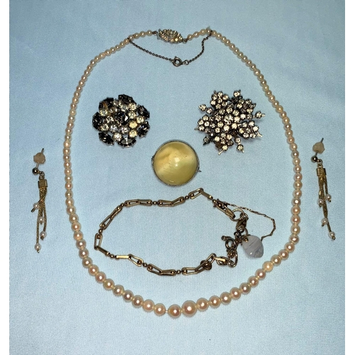 327 - A 9 carat gold chain bracelet, 5.4 gm gross; a string of cultured pearls; other jewellery
