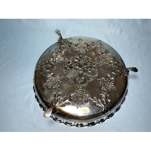 329a - A silver circular fruit dish with scalloped edge and repousse decoration, raised on 3 paw feet, Birm... 