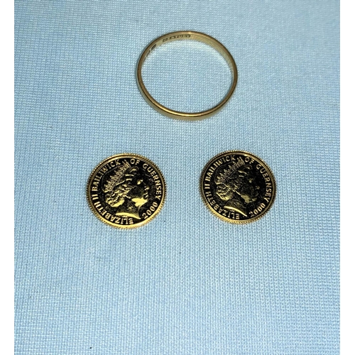 370 - A 22 carat gold wedding band; 2 x Guernsey gold £5 coins, 2000, 4.4 gm