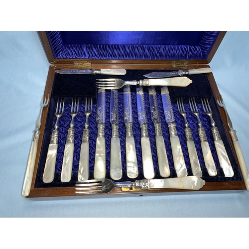 337 - A silver plated set of 6 dessert knives and forks with mother-of-pearl handles, mahogany cased; 2 si... 