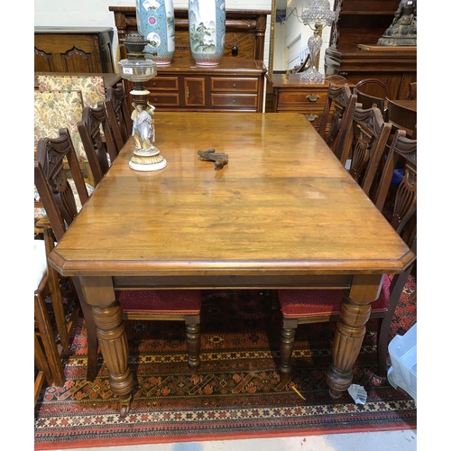 698A - An Edwardian mahogany dining table with wind-out mechanism, on turned reeded legs, 1 spare leaf, ext... 