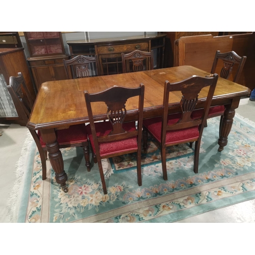 698A - An Edwardian mahogany dining table with wind-out mechanism, on turned reeded legs, 1 spare leaf, ext... 