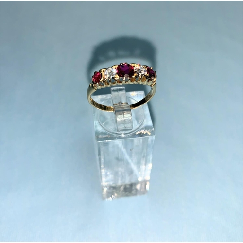 286 - An 18 carat gold ring set large central ruby flanked by 2 rubies and 2 smaller rubies, weight 3.3 gm... 