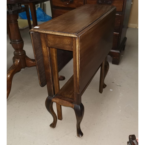 700 - A mahogany Sutherland table on cabriole legs, drop leaves and undershelf
