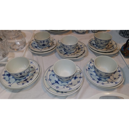206 - A Royal Copenhagen fluted tea set in the blue & white onion pattern, comprising 6 cups, 6 saucers, 6... 