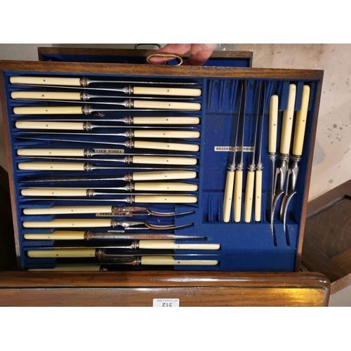 312 - An EPNS canteen of cutlery for 12 place settings in oak 4 drawer box enclosed by twin locking doors