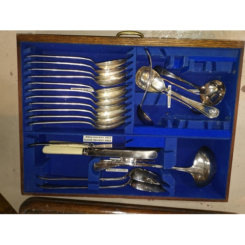 312 - An EPNS canteen of cutlery for 12 place settings in oak 4 drawer box enclosed by twin locking doors