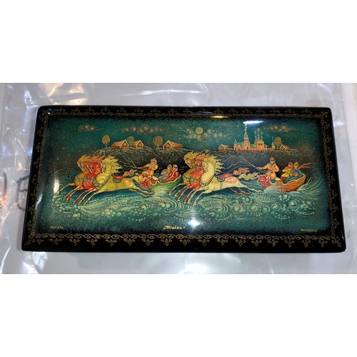 543 - A Russian hand painted lacquer box decorated with troika, signed, 14 cm