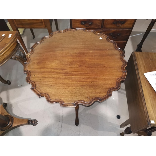 598 - A Georgian mahogany pedestal table with circular scalloped tray top, birdcage action, turned column ... 