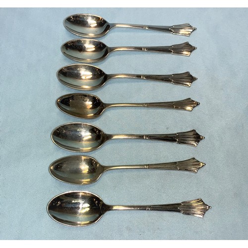 313 - A set of 8 hallmarked silver teaspoons, Sheffield 1922, 3.7 oz