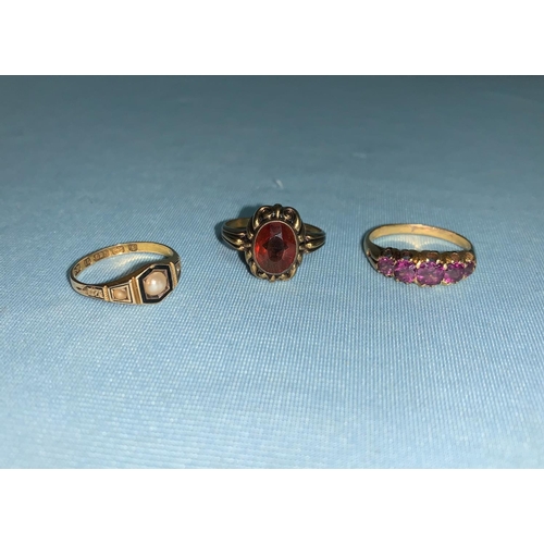 342 - A yellow metal dress ring set 5 amethyst coloured graduating stones, marks worn, tests as 18 ct, 3.2... 