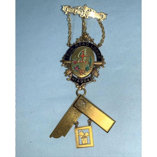 414 - An 18 carat hallmarked gold masonic jewel with enamelled decoration and set square pendant, 33 gm