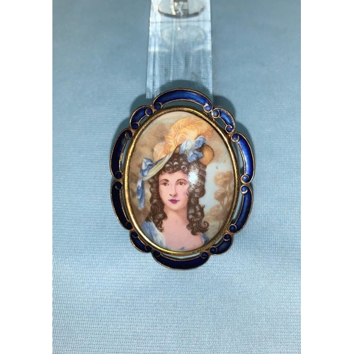 416 - A Victorian style brooch in gilt metal, porcelain and enamel