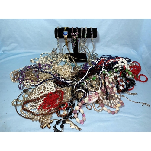 283 - A selection of costume jewellery including 34 vintage brooches; 20 pairs of earrings; bracelets; etc... 
