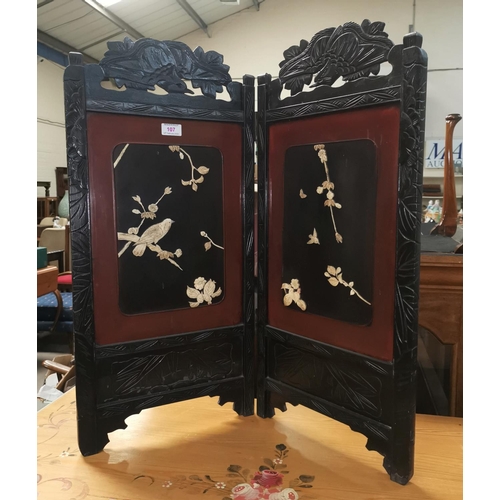 107 - An oriental 2-fold screen inlaid lacquer panels, ebonised frame, height 71 cm