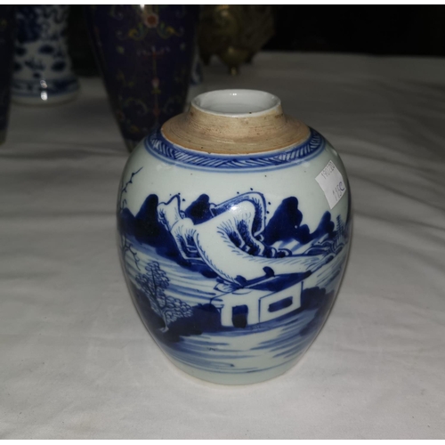 115c - A late 17 / 18th century Chinese blue and white ginger jar, 13cm (no lid)