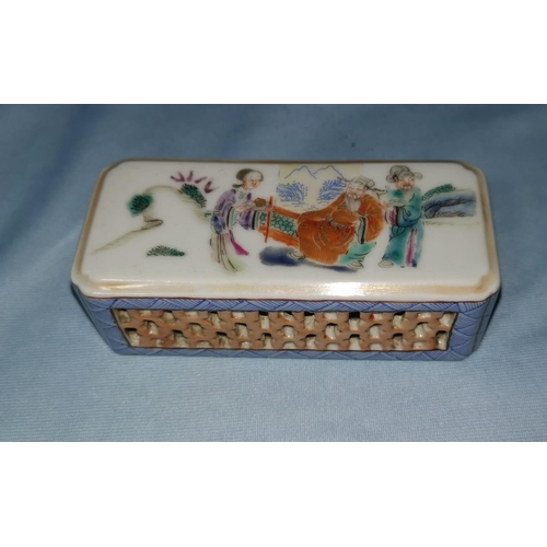 123a - A Chinese porcelain box with pierced side decoration, top with hand painted scene, mark to base, 10 ... 