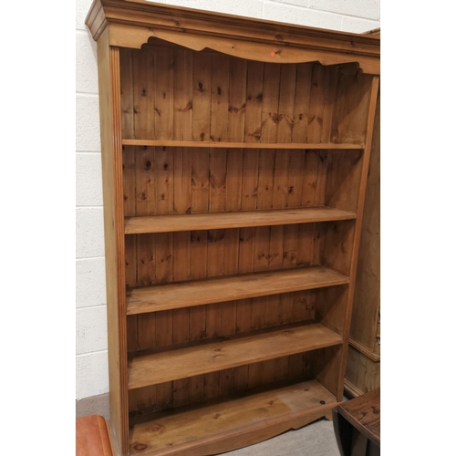 540 - A modern pine 5 height bookcase