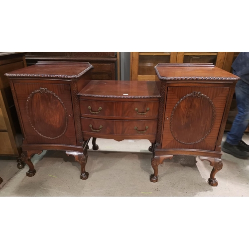 604 - An early 20th century gadrooned mahogany sideboard in the Georgian style, with twin pedestal cupboar... 