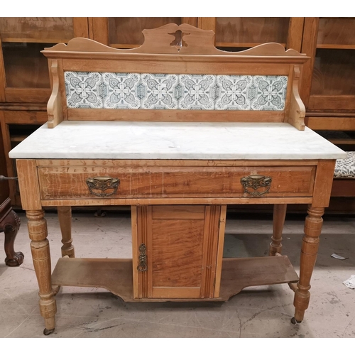 643 - An Edwardian pine washstand with marble top and tile back