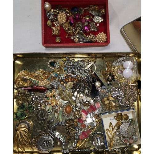 282 - A selection of costume jewellery including 50 vintage necklaces, approx