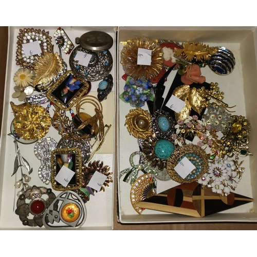 396 - A selection of vintage and later brooches